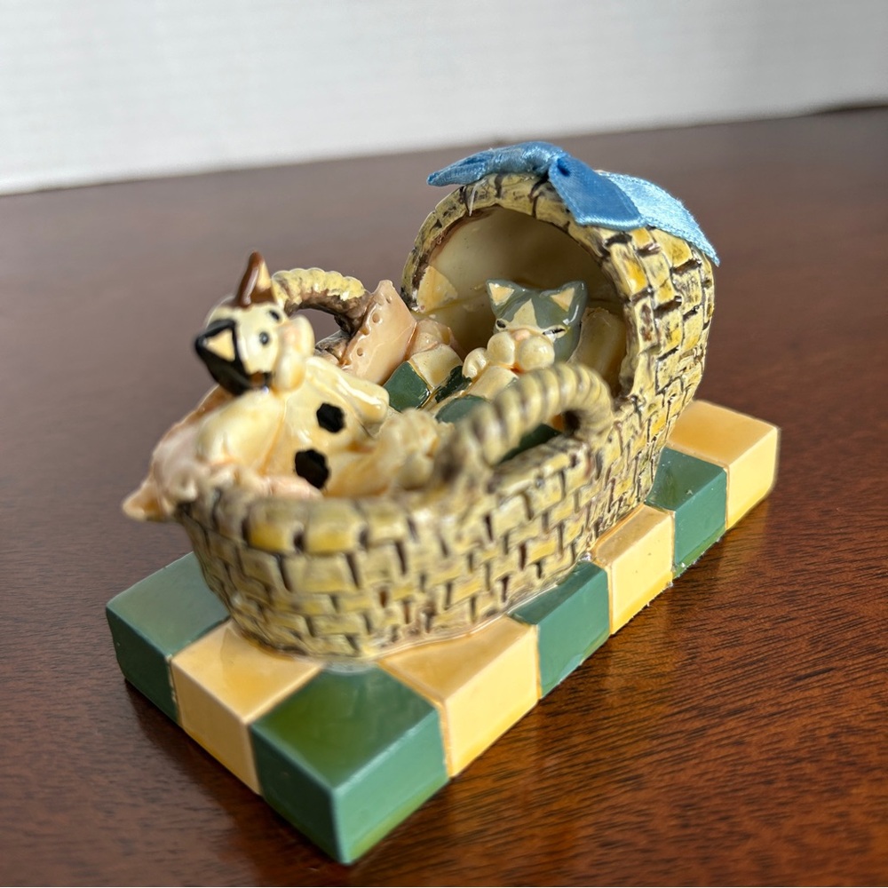 Baby Kittens in Bassinet Donna Little Kitt'in Littles Enesco Figurine 1997